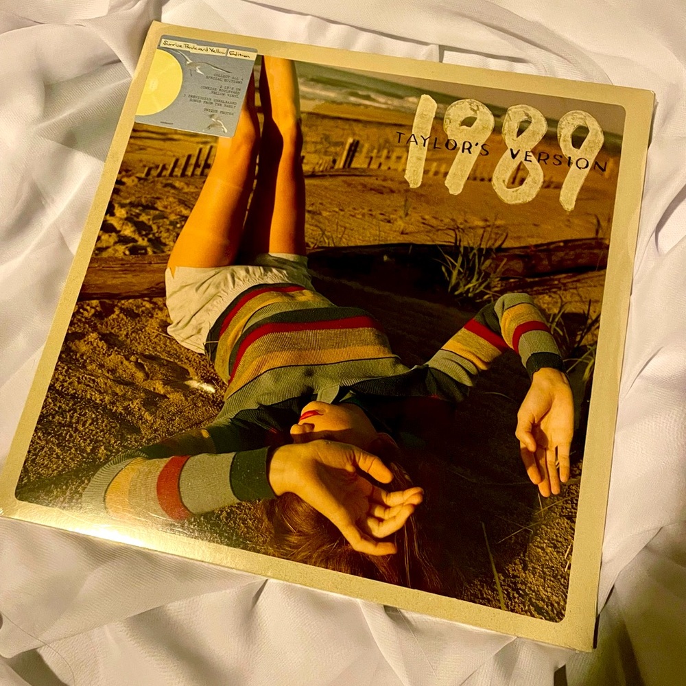TAYLOR SWIFT 1989 (TAYLOR’S VERSION) SUNRISE BOULEVARD YELLOW VINYL SE